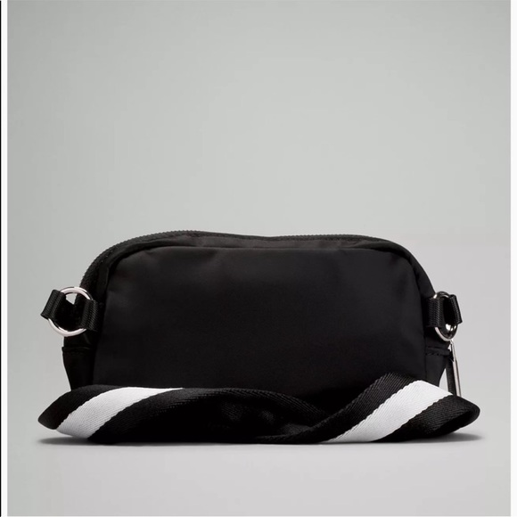 Lululemon- Everywhere Crossbody Bag -Black/white - Picture 3 of 3